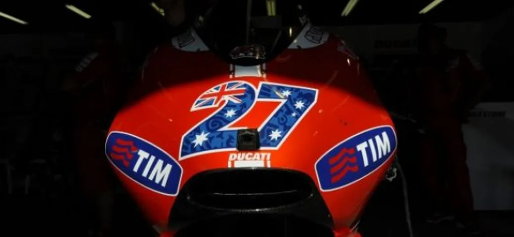 MotoGP: Casey Stoner vince ancora ed eguaglia i grandi campioni. Nicky Hayden da dimenticare.