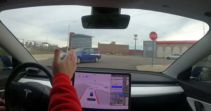 Tesla, Full Self-Driving: richiamo per eliminare la funzione Rolling Stop