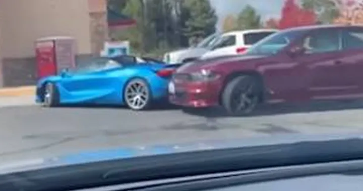 Retromarcia col botto per la McLaren 720S | Video