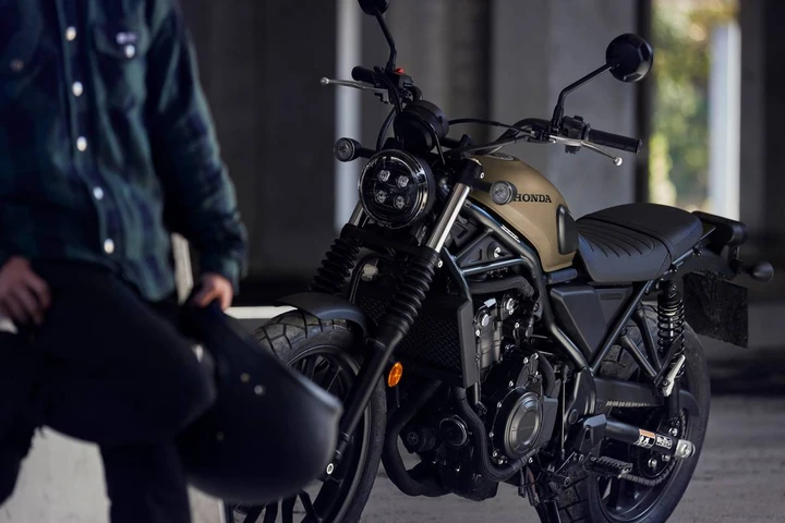 Honda CL500 2025: scrambler retrò con comfort, stile e nuove colorazioni