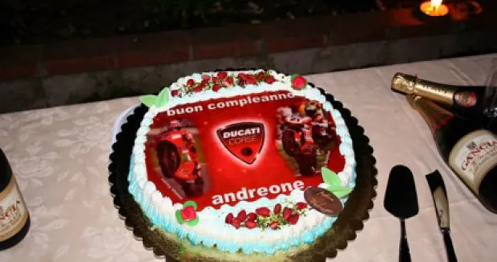 Foto del giorno: Un compleanno ducatista