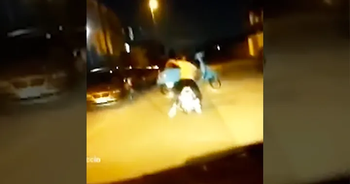 Sullo scooter trasportano una Vespa in braccio: il video girato ad Afragola diventa virale