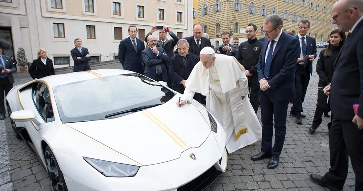 Venduta all’asta la Lamborghini del Papa: battuta a 715 mila Euro