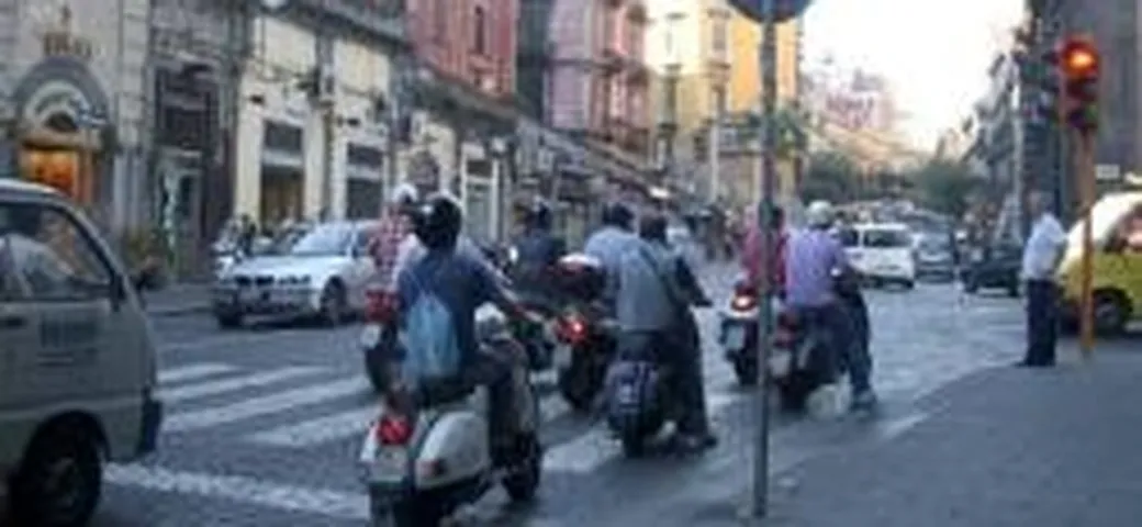 Napoli: parcheggi blu per le due ruote, la soluzione a tutti i mali...