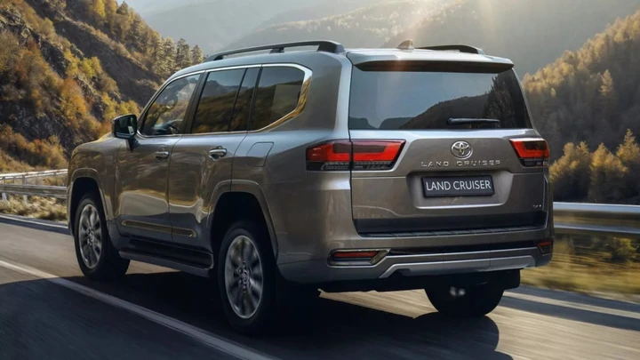 Toyota Land Cruiser 300, addio al V6 benzina: arriva l’ibrido più potente di sempre