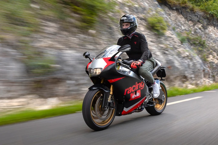 aprilia-rsv4-1100-rs250