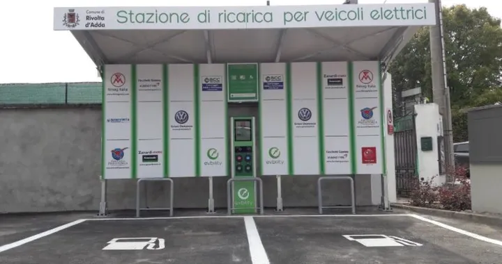 Basta ricarica gratuita per auto elettriche: costa troppo per il Comune