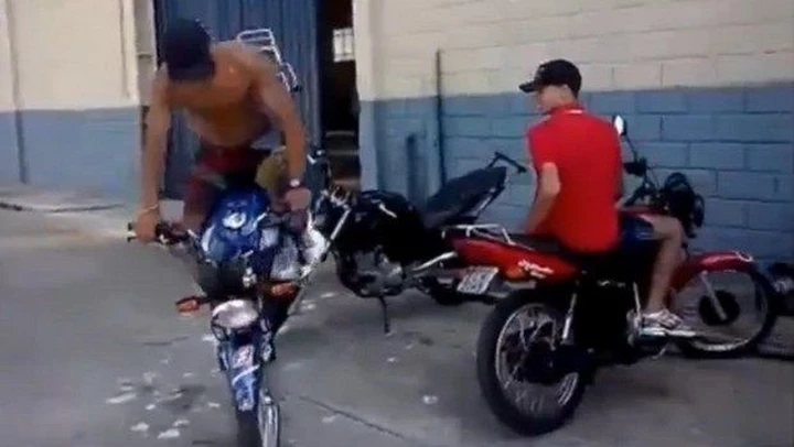 Così si parcheggia una moto con classe [video]