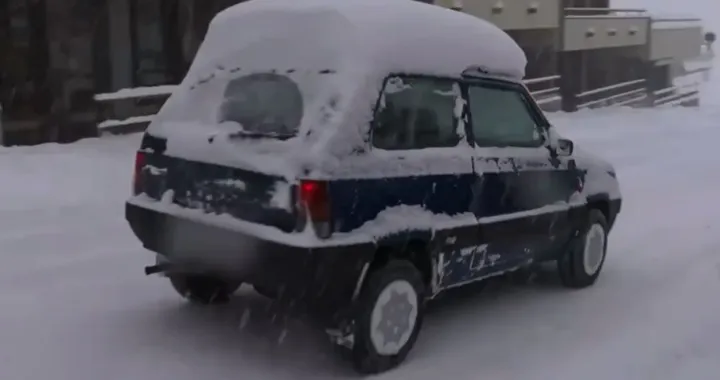 La neve ferma i SUV, ma non la Fiat Panda 4x4 [Video]