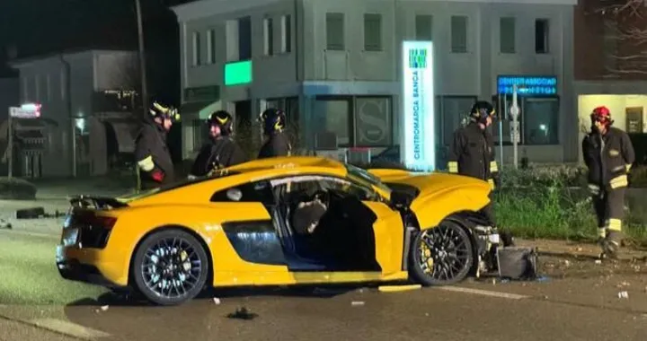 Audi R8 contro Fiat Panda, incidente spaventoso: tre giovani illesi