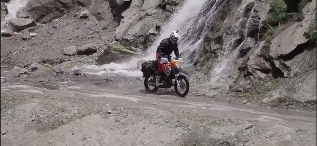 In bilico sull'Himalaya: l'impresa di Adam Riemann [Video]