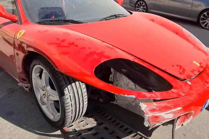 Ferrari quasi demolita, acquistata al costo di una citycar: il restauro