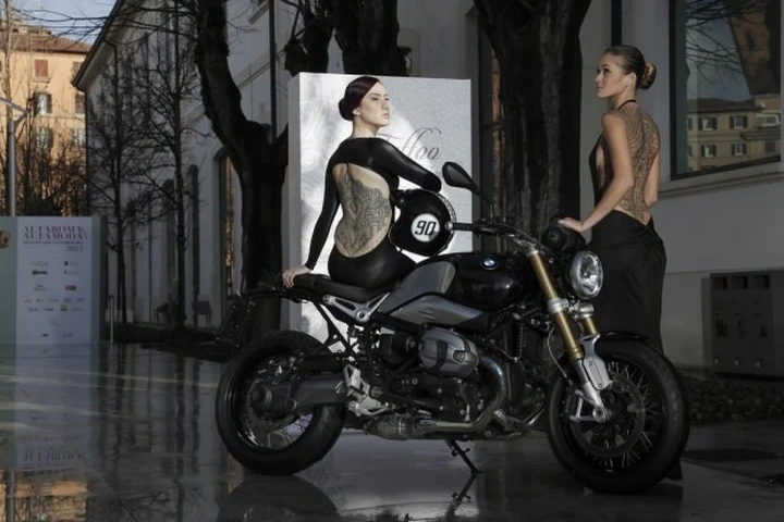 BMW R nineT sfila sulle passerelle del “Tattoo d’Haute Couture” di Roma