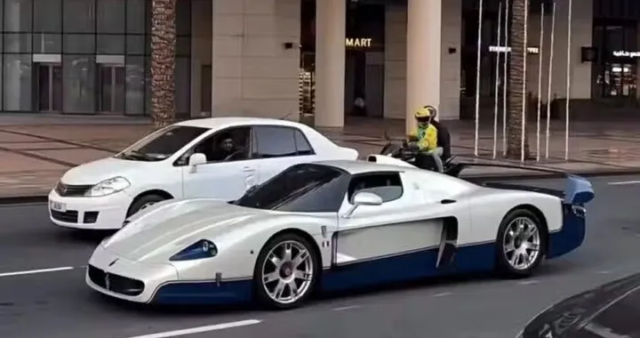 Una rarissima Maserati MC12 avvistata su strada a Dubai: solo 50 esemplari al mondo
