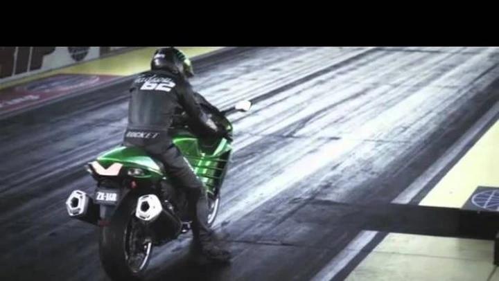 Kawasaki ZZR1400 2012 vs Suzuki Hayabusa /video