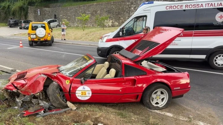 Ferrari GTS Turbo si schianta contro un albero al Bergamo Historic Gran Prix