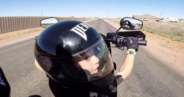 Video Epic Win: Bimbo di 6 anni guida una Harley nel deserto