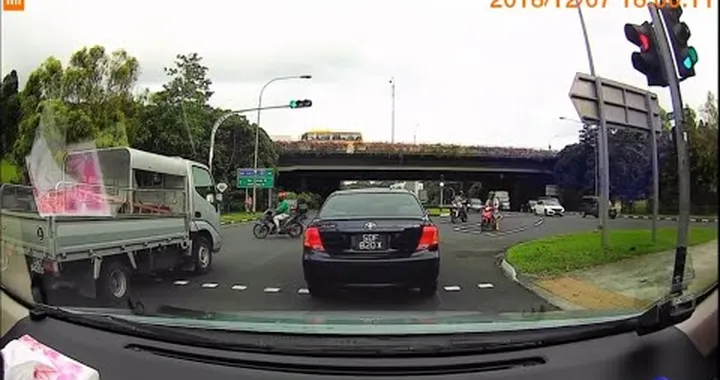 Drammatico incidente con la moto all'incrocio