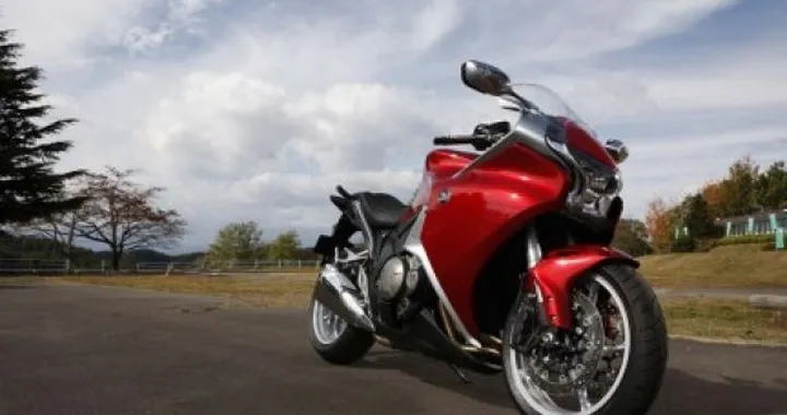 Honda VFR1200F finalmente nelle concessionarie, prenotate la prova