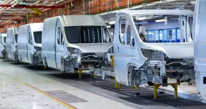 Stellantis, riparte la produzione ad Atessa con 400 dipendenti in meno