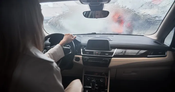 Vetri dell'auto appannati quando piove: gli errori da evitare e il trucco climatizzatore