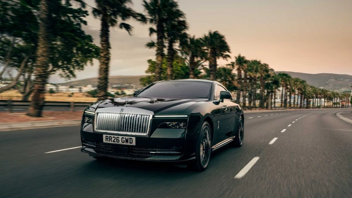 Rolls-Royce Spectre si aggiorna, ricarica più rapida e record di potenza
