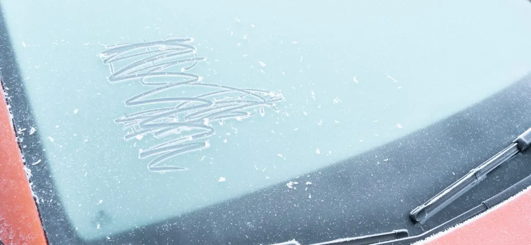 Come proteggere e sbrinare il parabrezza dal gelo invernale