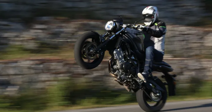 Suzuki SV650: il nostro test su strada e in pista