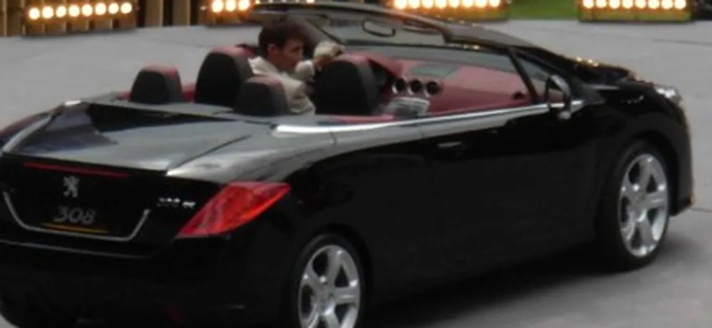 Peugeot 308 - foto spia delle versioni Cabrio e SW