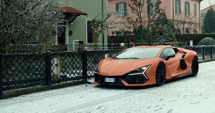 Lamborghini celebra il Natale con la Revuelto e un video di pace