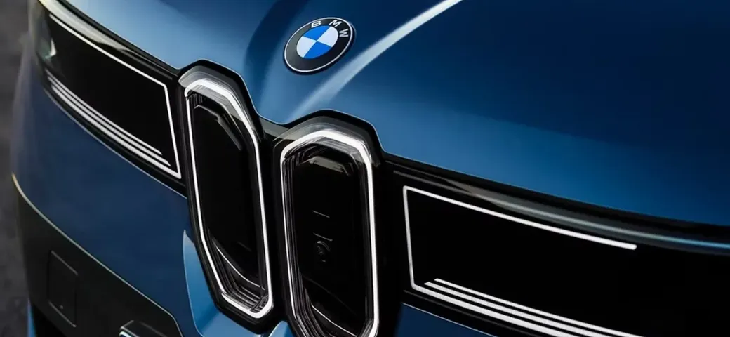 BMW rinnova il logo per l’era Neue Klasse: cosa cambia davvero