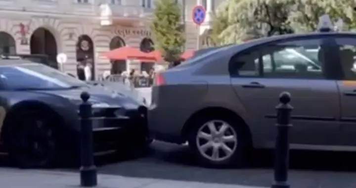 Bugatti Chiron "baciata" da un taxi a Varsavia [Video]
