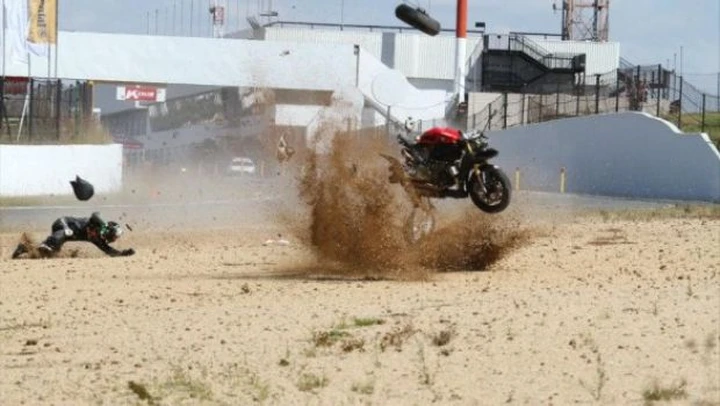 Ducati 1199 Panigale in mille pezzi a Kyalami