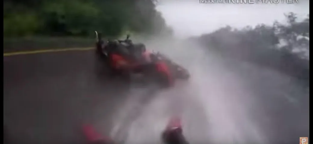 Cade in moto sull'asfalto bagnato e soccorrere la fidanzata [Video]
