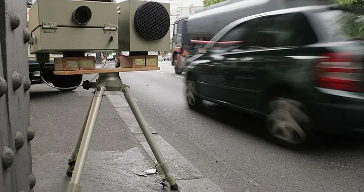 A 154 km/h con bimba a bordo, peccato che non avesse l'RC auto