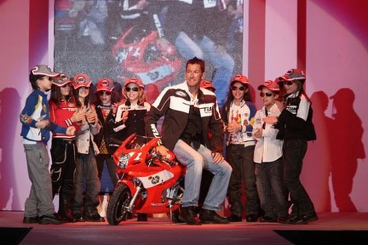 Troy Bayliss sfila a Pitti Bimbo