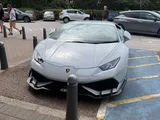 Indignazione per Lamborghini Huracan in un posto per disabili: ma c'è una ragione