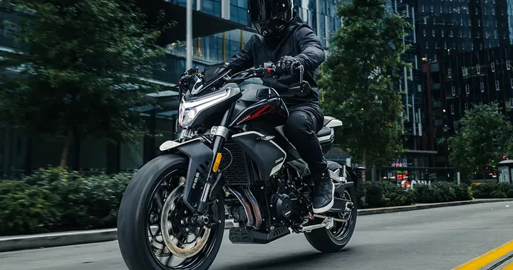 CFMoto 800NK 2025: la naked che sfida i giganti ad un prezzo super competitivo
