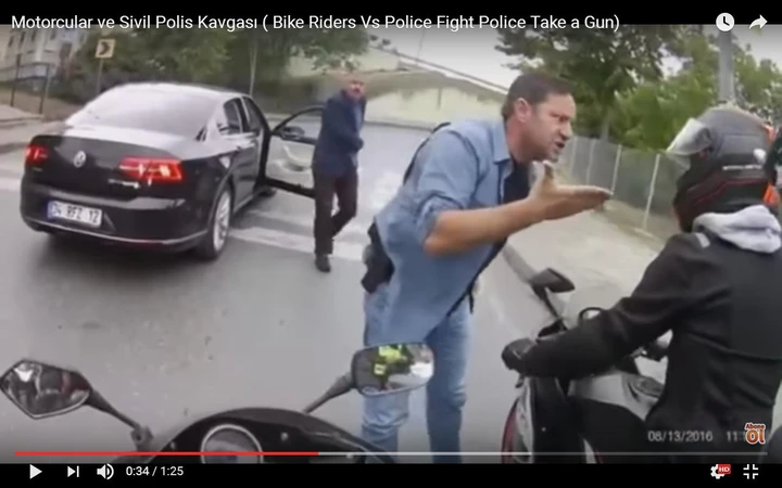 Lite in strada tra Motociclisti e polizia in borghese [Video]