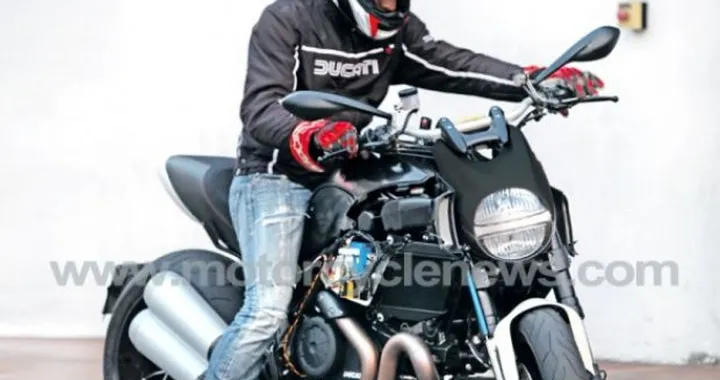 Altre foto spia della Ducati Mega Monster 1200