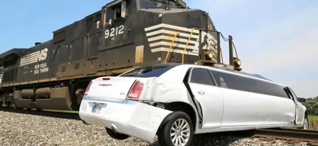 La limousine colpita dal treno