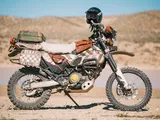 La metamorfosi della KTM 690 Enduro R: da enduro a scrambler selvaggia