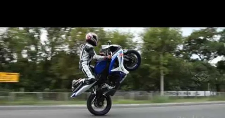Video: stunt riding ignorante con l'Adrenaline Motorsport team