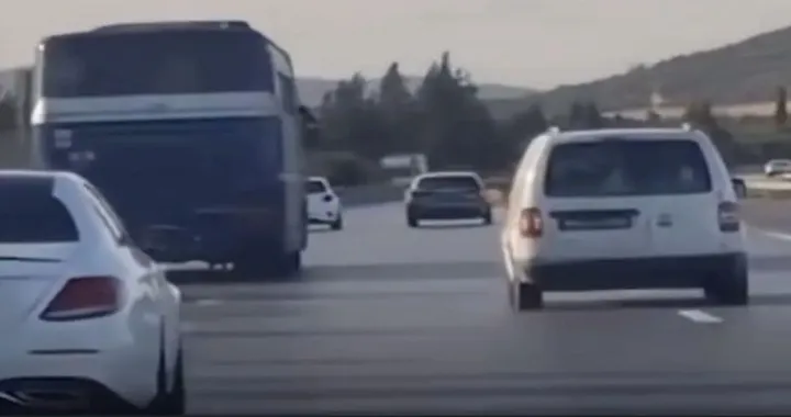 Autobus lanciato a tutta velocità semina il panico in autostrada