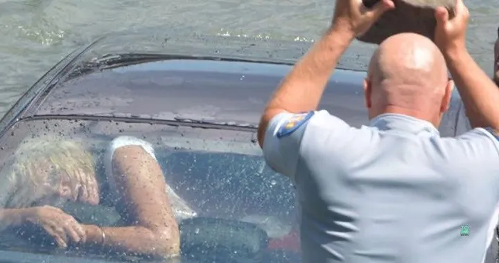 Cade in mare con la BMW, la salvano rompendo il lunotto posteriore [Video]