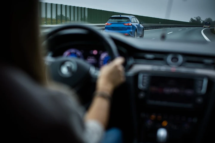 Nuovo Codice della strada, si potrà superare a destra? Cosa cambia davvero