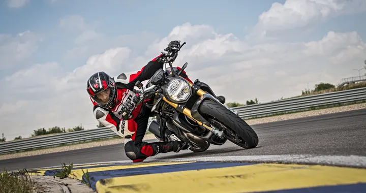 Ducati Monster 1200 S Black On Black - Video