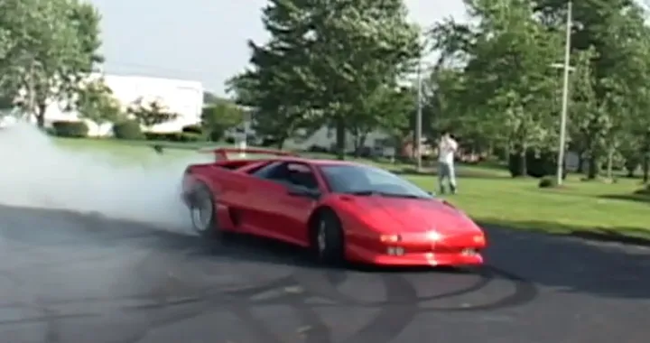 Lamborghini Diablo e Murciélago: uno show fumante [Video]