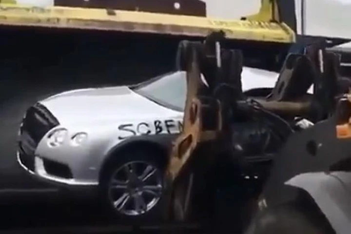 Bentley Continental GT schiacciata da una pressa [Video]