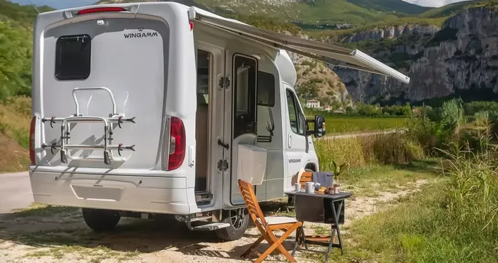 Il camper italiano più corto di una Rolls-Royce Ghost: ha tutto, ma costa 115.000 euro